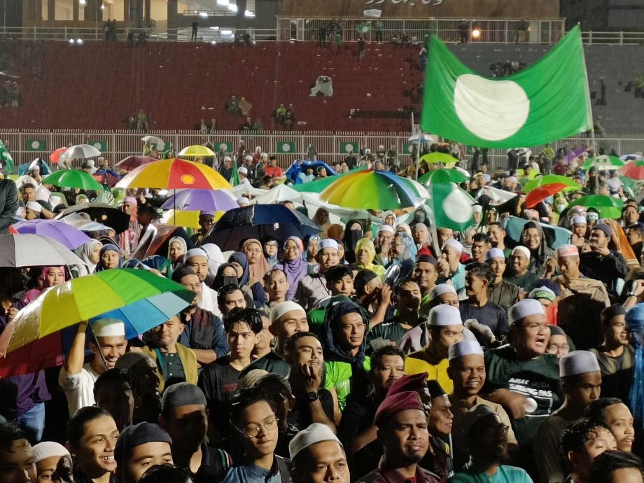 全国：国盟今晚在吉兰丹州哥打峇鲁举办万人大集会，为即将来临的州选举造势，激奋军心！主办单位宣布现场来了10万人，即使一夜间下了两场雨并影响电供，许多人或撑伞或冒雨留到最后。