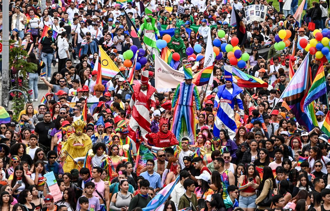 哥伦比亚举办国内史上最大同志游行 逾10万人参与