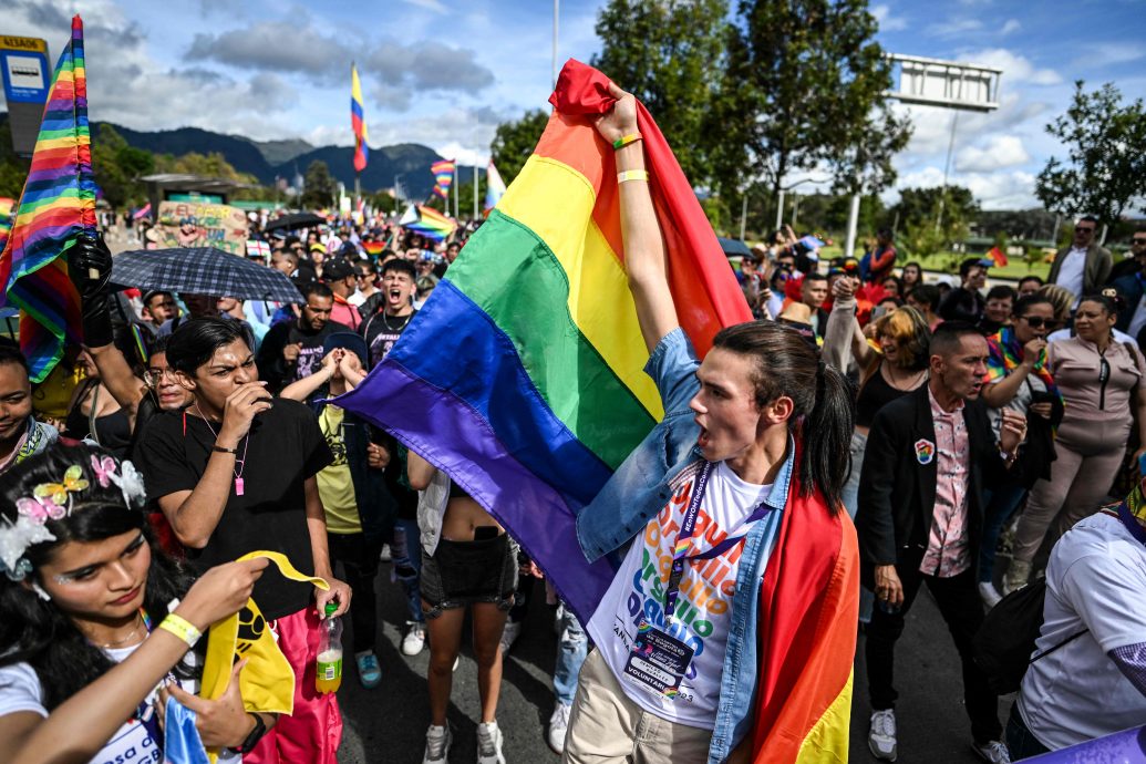 哥伦比亚举办国内史上最大同志游行 逾10万人参与