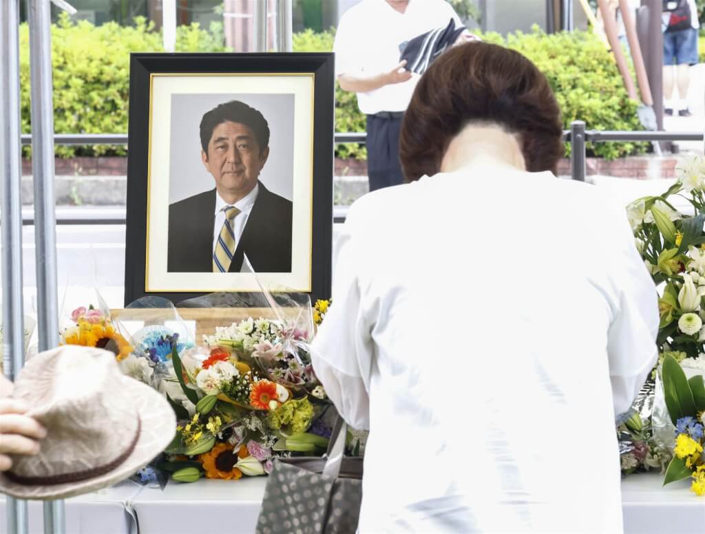 安倍被槍殺一週年祭典 數名男子疑“持槍”接近獻花臺被制服 