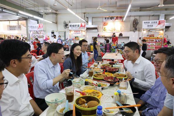 李家超品尝地道马来西亚早餐