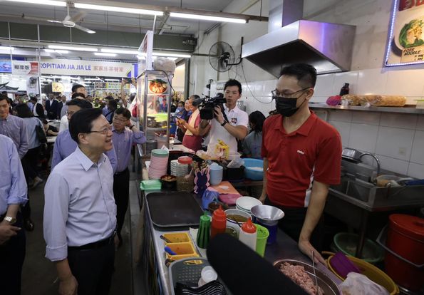 李家超品尝地道马来西亚早餐