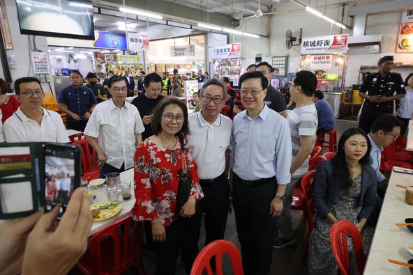 李家超品尝地道马来西亚早餐