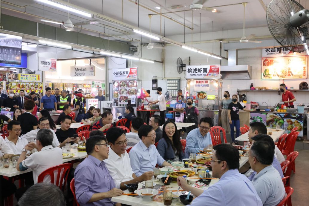 李家超品尝地道马来西亚早餐