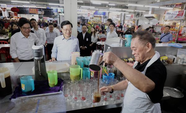 李家超品尝地道马来西亚早餐