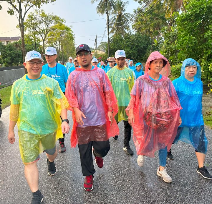 柔： 峇區參與者精神可嘉  逾千人冒雨和平跑 