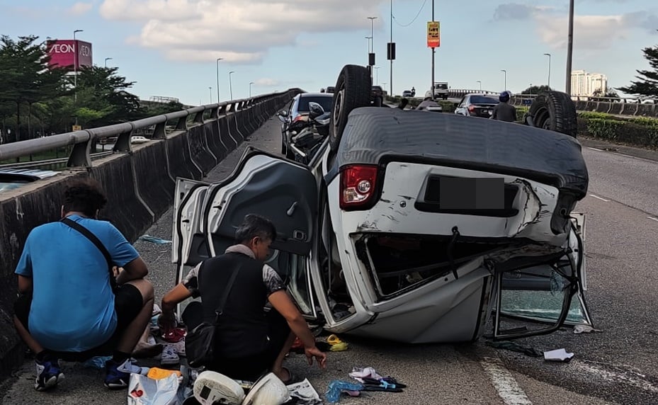 柔：新聞：汽車撞高架橋圍欄至四輪朝天 車內人士滿身血逃生