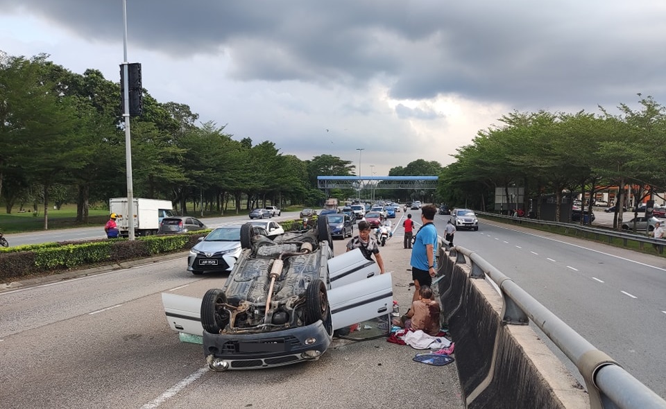 柔：新聞：汽車撞高架橋圍欄至四輪朝天 車內人士滿身血逃生