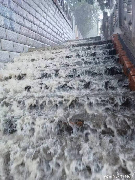 津冀迎今年來最強降雨  道路水浸司機棄車逃生   