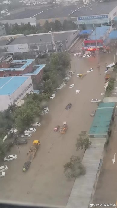 津冀迎今年來最強降雨  道路水浸司機棄車逃生   