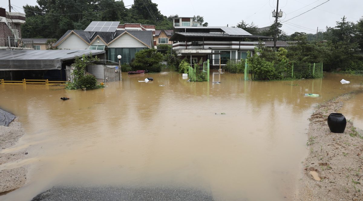 看世界主照换图说）韩国持续暴雨引发山体滑坡 20人死亡10多人失踪