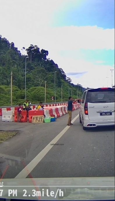 視頻|體恤司機堵車又堵心  善心老闆大道送飲料獲網贊 