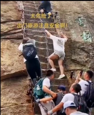 视频｜爬华山云梯不慎踩空　女游客头向下垂直跌落