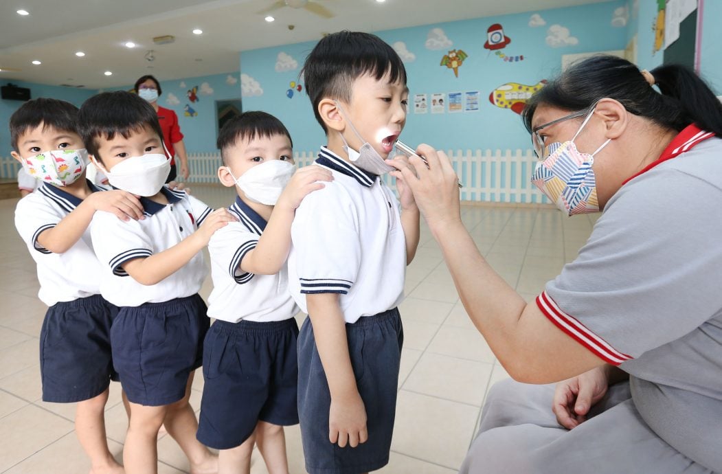 霹：封面主文／手足口症攀高峰 幼教严防 成人也中招