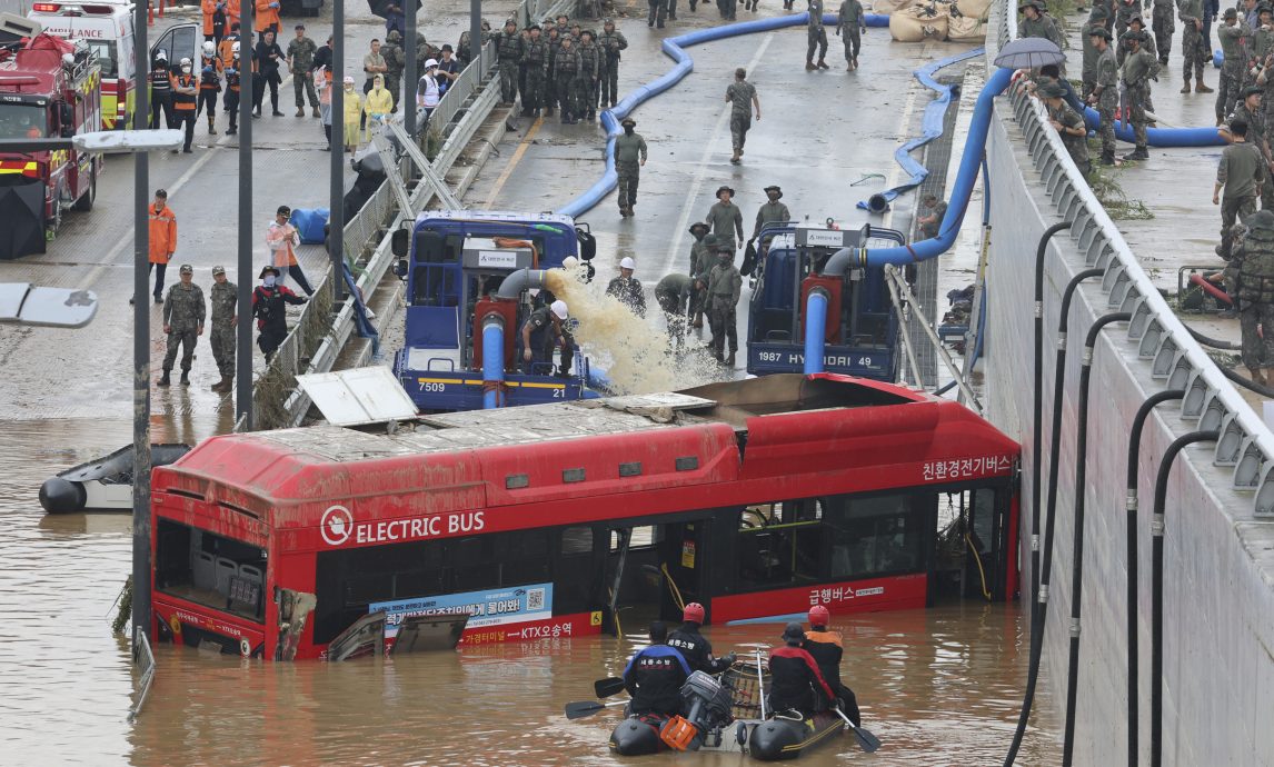 韩国暴雨酿33死 “死亡隧道”15车被淹已知夺7命