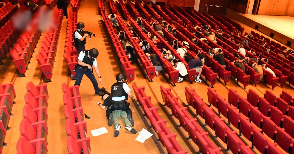 香港跨部门反恐演习 模拟有人持刀枪闯大会堂