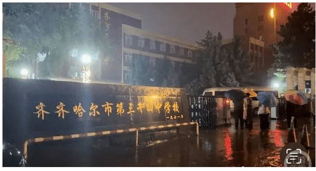   黑龙江中学体育馆坍塌　死者家长抽泣控诉片疯传：等6小时没消息