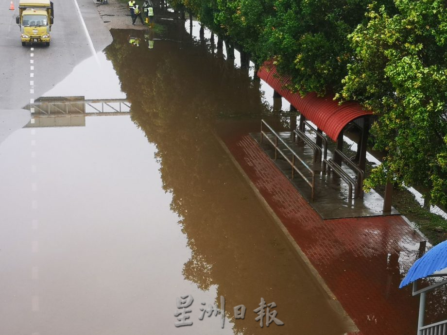 （古城封面副文）豪雨造成SPA大道金谷镇前闪电水灾引交通阻塞