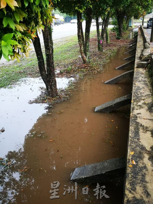 （古城封面副文）豪雨造成SPA大道金谷镇前闪电水灾引交通阻塞