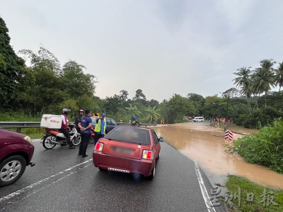 亚罗牙也豪雨致水位高涨，淹没甘榜格慕斯主要路段