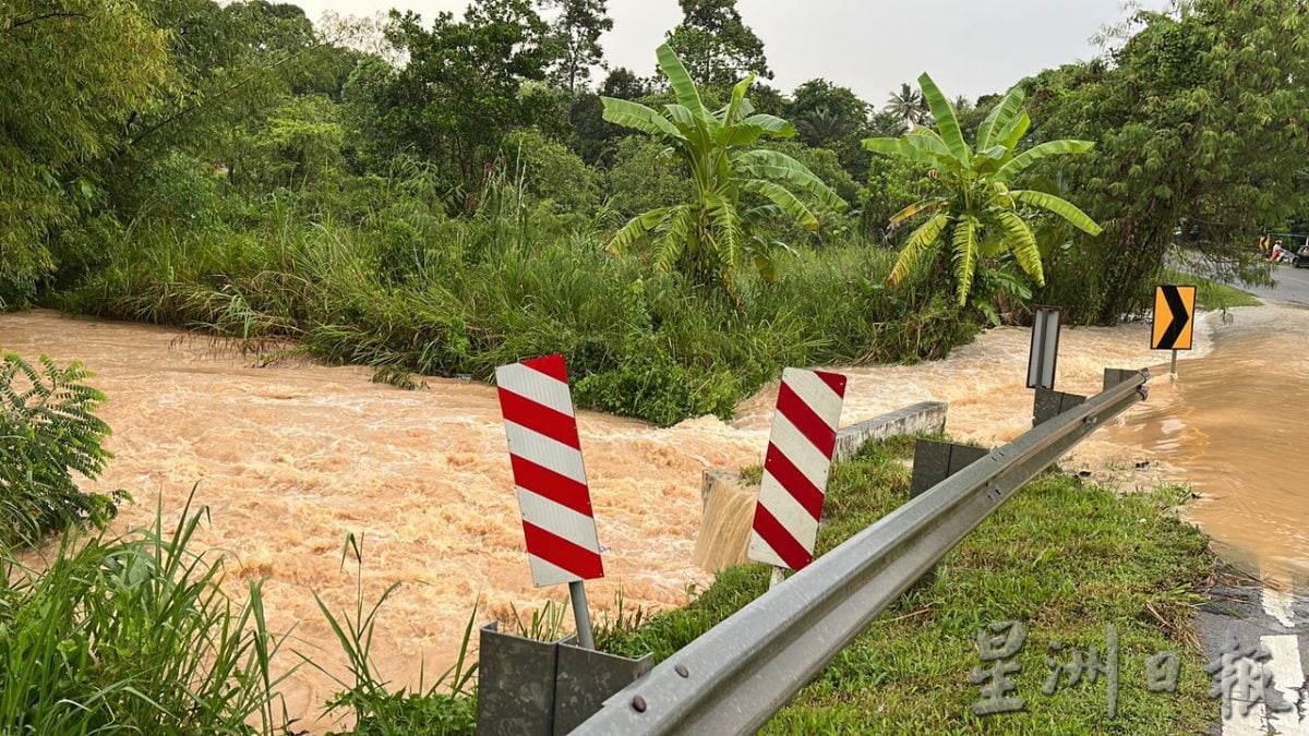 亚罗牙也豪雨致水位高涨，淹没甘榜格慕斯主要路段