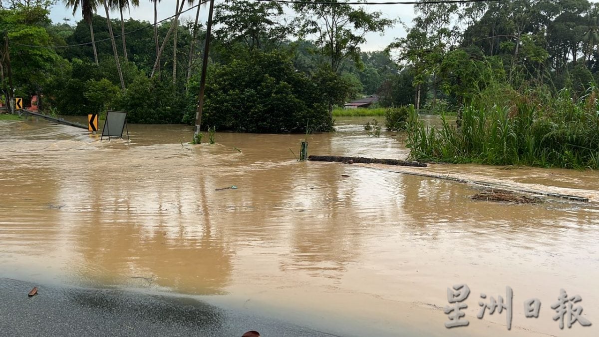 亚罗牙也豪雨致水位高涨，淹没甘榜格慕斯主要路段