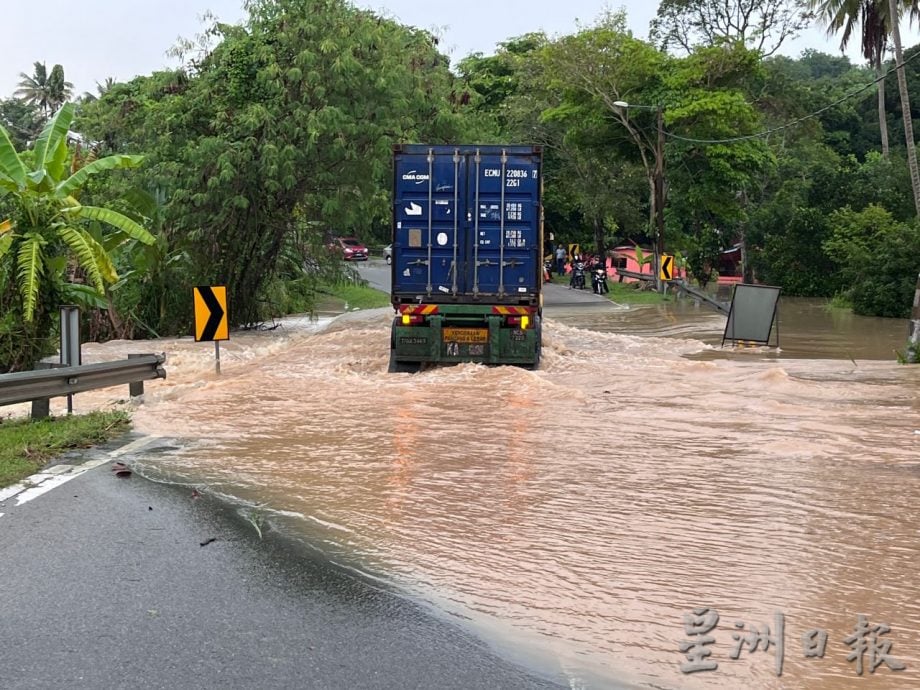 亚罗牙也豪雨致水位高涨，淹没甘榜格慕斯主要路段