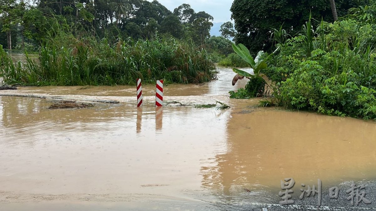 亚罗牙也豪雨致水位高涨，淹没甘榜格慕斯主要路段