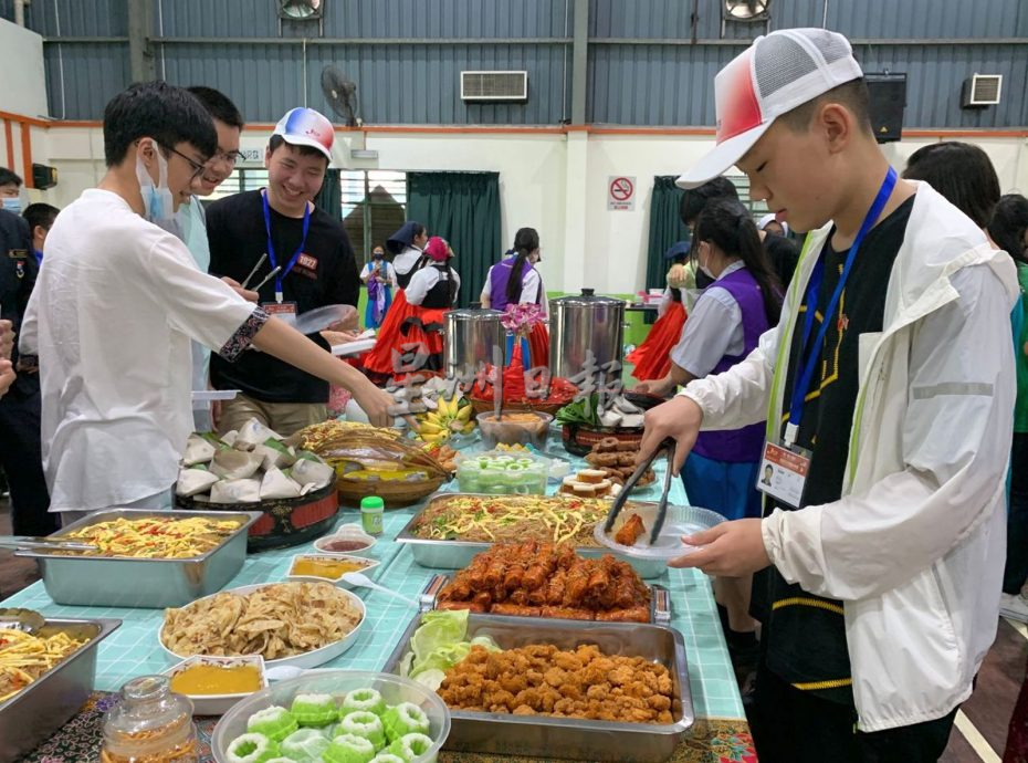 （古城第十版主文）鼓楼实验中学访华中，尝道地美食糕点