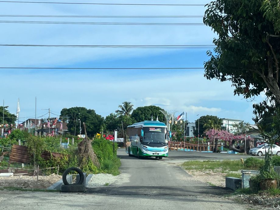 （古城第四版主文）帶團遊覽青山侯王二公廟的旅巴司機及導遊，受促將旅巴停放在新的地點