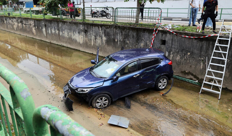 （已簽發）柔：獅城二三事：與車相撞衝破欄杆 母與12歲兒連人帶車墜溝