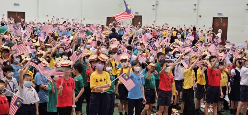 三才华小国庆日庆典 学生穿各族服装唱爱国歌