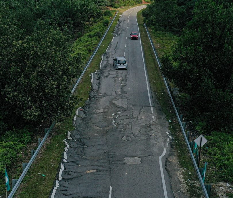 东图与文：重型车辆川行道路损坏