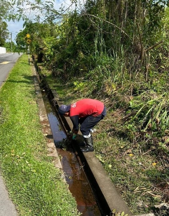 东：文德甲丹绒吉拉央住宅区排水沟堵塞，豪雨一来马路积水不流