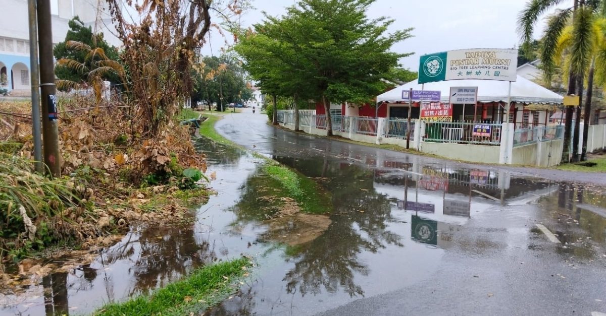 东：文德甲丹绒吉拉央住宅区排水沟堵塞，豪雨一来马路积水不流