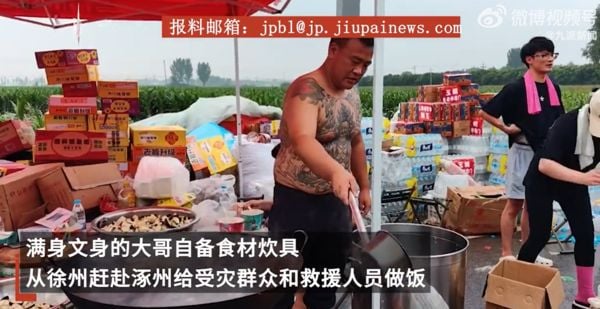 刺青大哥从“江苏跑去涿州”煮饭：我不会救人但保障有饭吃