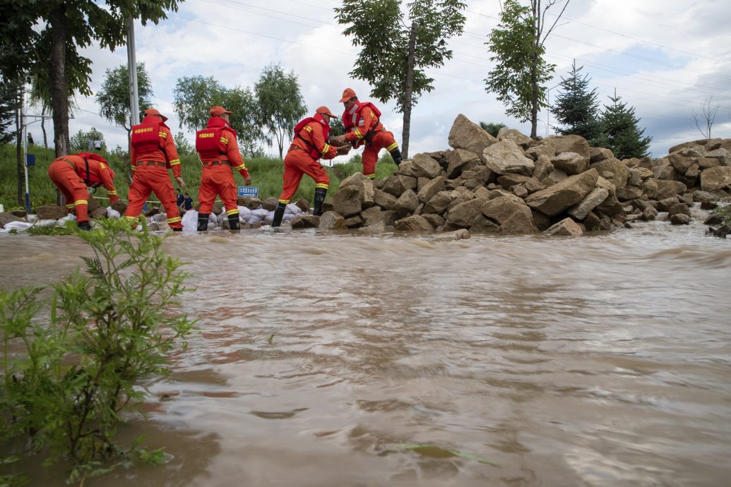 北京維持紅色警報 水淹華北至少30死