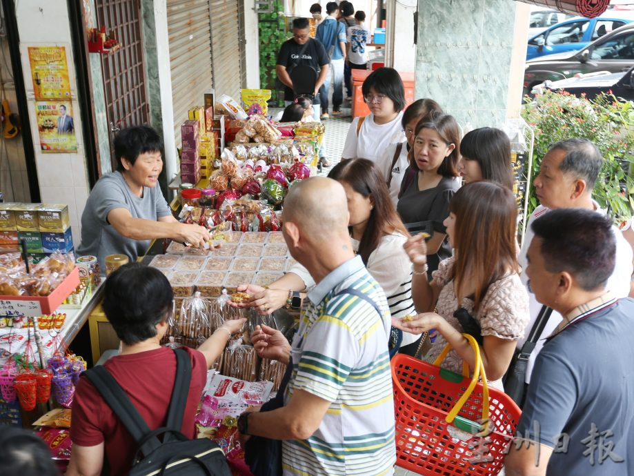 国庆月氛围学校假期旅游热  尝美食赏艺术坐HOHO巴士