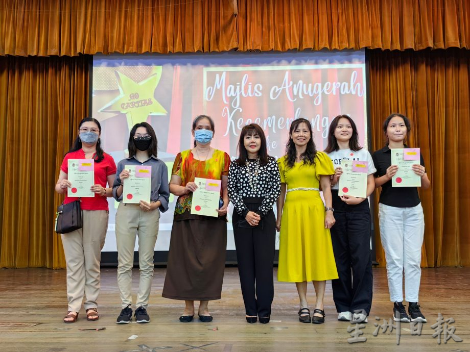 圣母华中颁奖典礼 学生验收学习成果