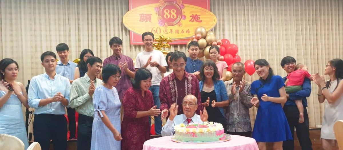 大都會：巴生顏金堯老師，慶祝88歲大壽及夫婦60週年鑽石婚紀念，捐2萬令吉給巴生4華文獨中