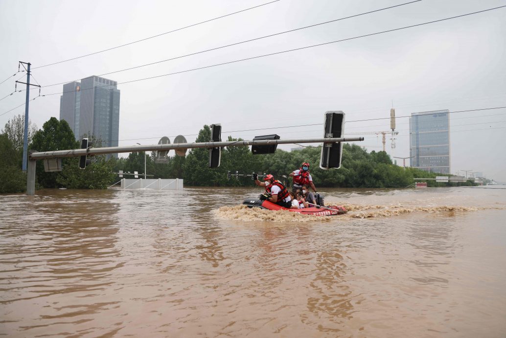 天下事主文) 京津冀强降雨不断 涿州重灾区退水仍需1个月