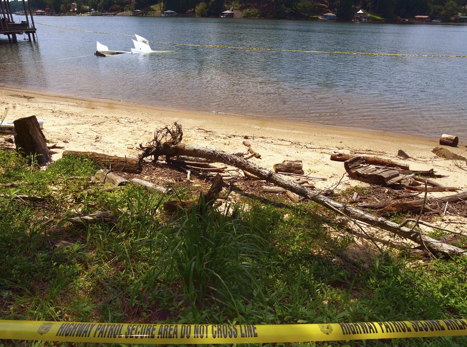 小飞机撞电缆坠湖 2人遇难