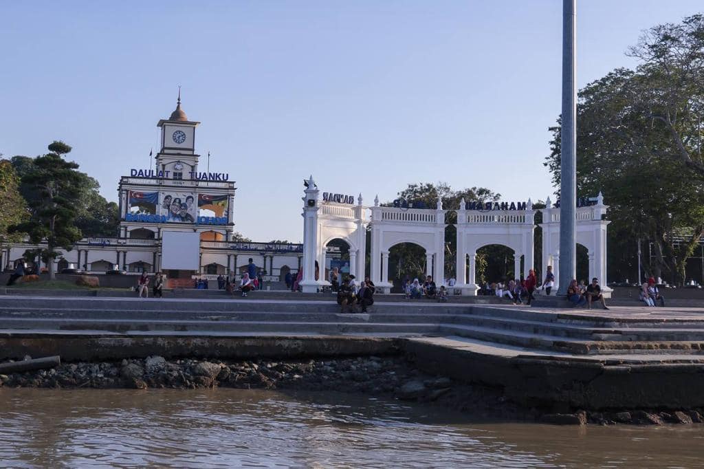 **已签发**柔：封面：副文：柔大臣巡视麻坡市区，化身“旅游大使”推荐旅游休闲活动