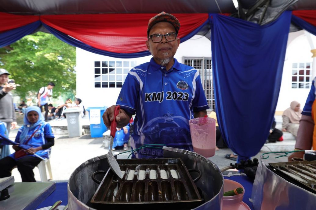 **已签发**柔：爪哇椰糕“Kuih Gandos”手艺渐失传，男子藉“柔王室亲善之旅”展示做法