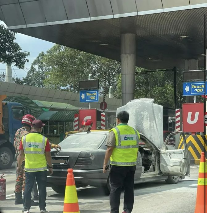 **已簽發**柔：轎車柏伶大道收費站失火，車毀幸無人傷亡