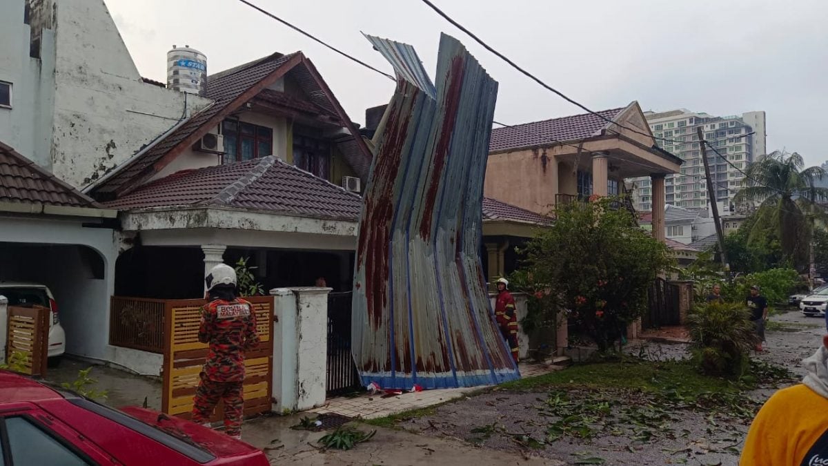 強風颳落屋頂鋅片·消拯局受召到場救援