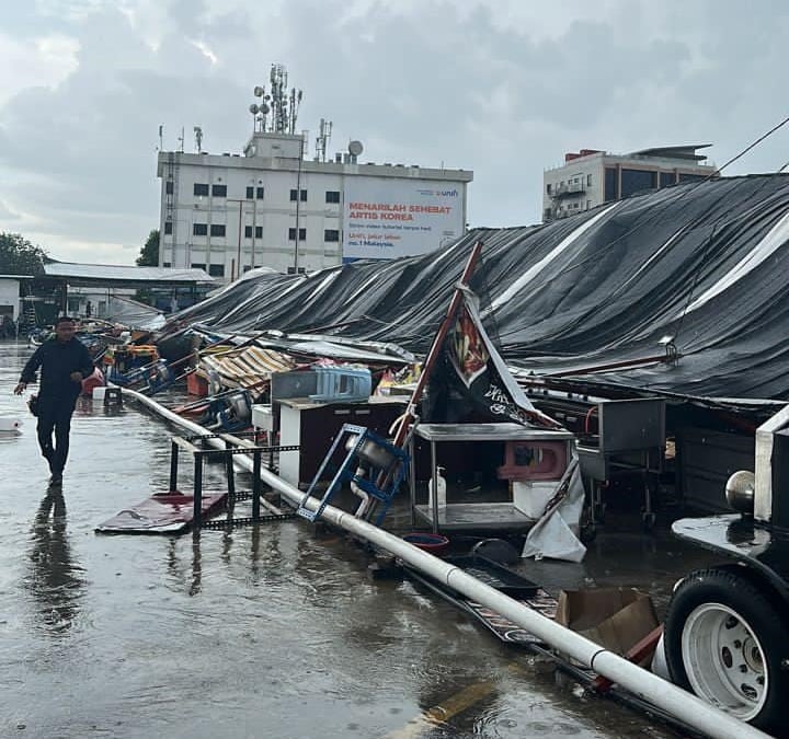 暴风雨袭怡保 吹倒国庆庆典看台帐棚 多地倒树