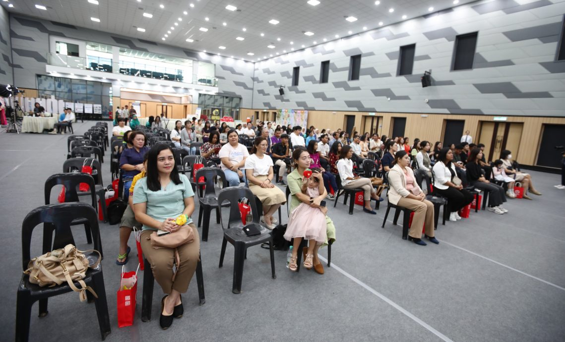 柔：版头之一：韩国人穿马来传统服装说马来语，马来人穿韩服说韩国话，什么情况？