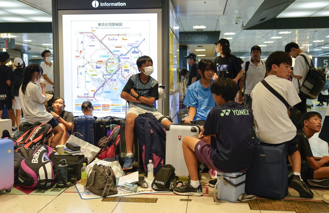 看世界   台风袭日降暴雨新干线延误10小时 各站一团乱 