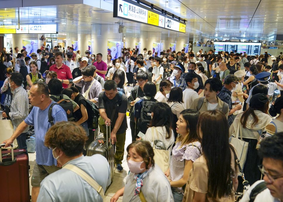 看世界   台风袭日降暴雨新干线延误10小时 各站一团乱 